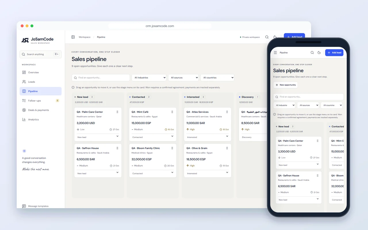بطاقات فرص البيع في JoSamCode CRM مرتبة حسب المرحلة، مع الأولويات ومواعيد المتابعة التالية. بيانات تجريبية وهمية.